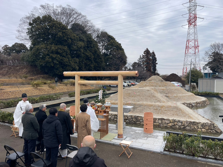 前方後円墳型の樹木葬古墳墓の竣工祭