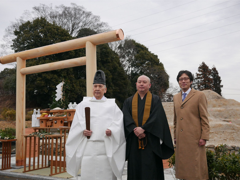 前方後円墳型の樹木葬古墳墓の竣工祭