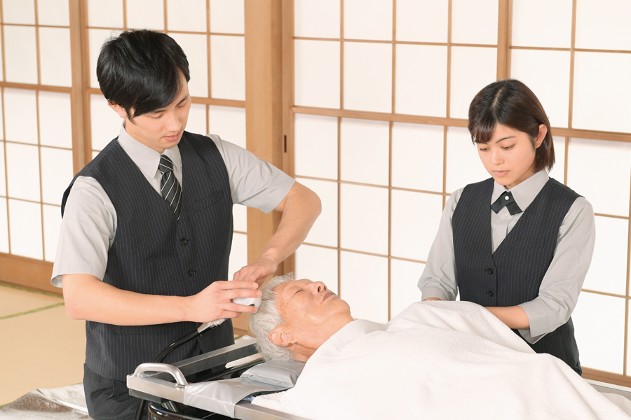 湯灌の儀式の流れ 2.ご洗髪のイメージ