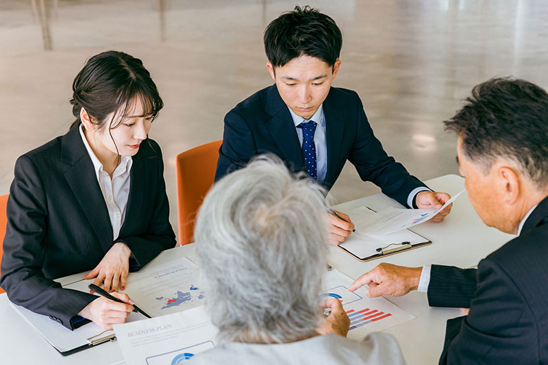 専門家たちがサポートしている様子 