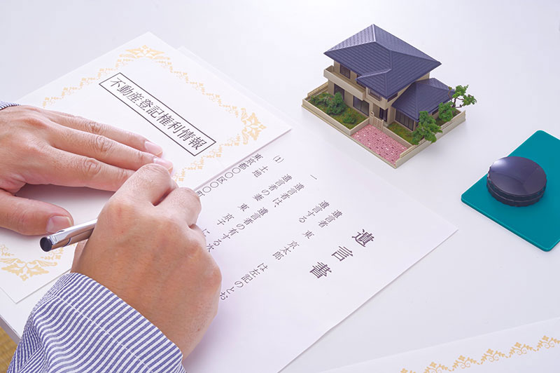 家族と話している専門家、相談中の風景 