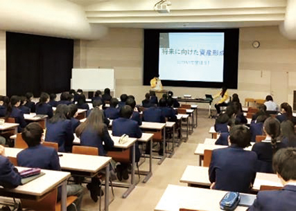 明治安田生命の金融・保険教育の出張授業の様子