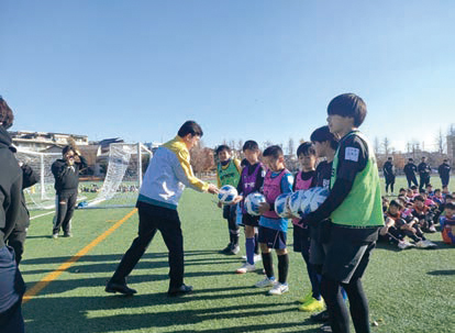 明治安田生命のサッカーボールの寄贈の様子