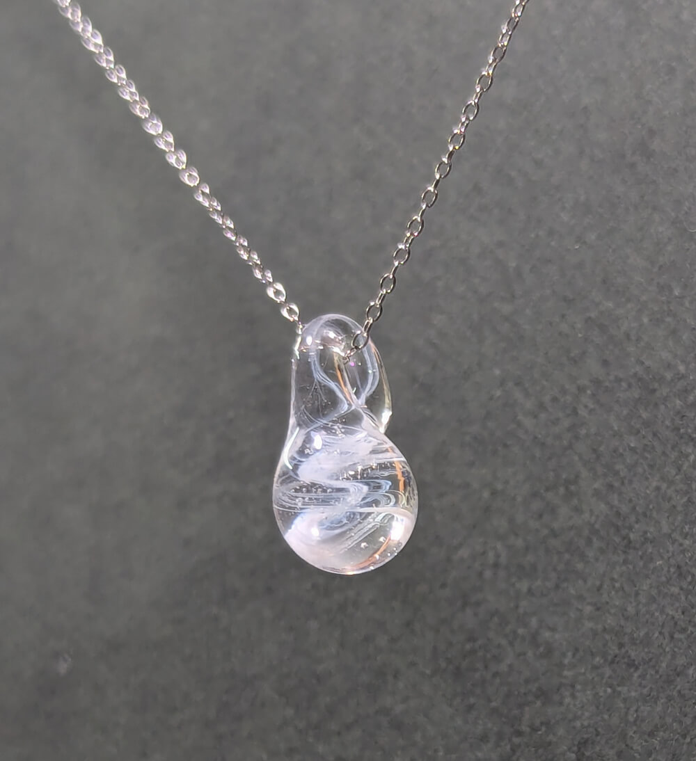 遺骨ガラスのネックレス